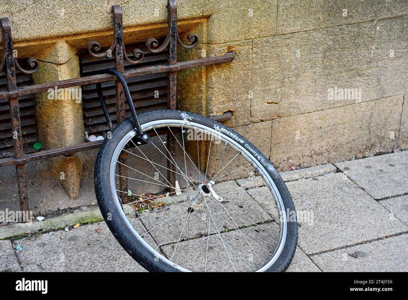 Das Vorderrad des Fahrrads ist am Gitter verriegelt, als das Fahrrad vom Gebäude in Oxford aus der Verriegelungsposition gestohlen wurde Stockfoto