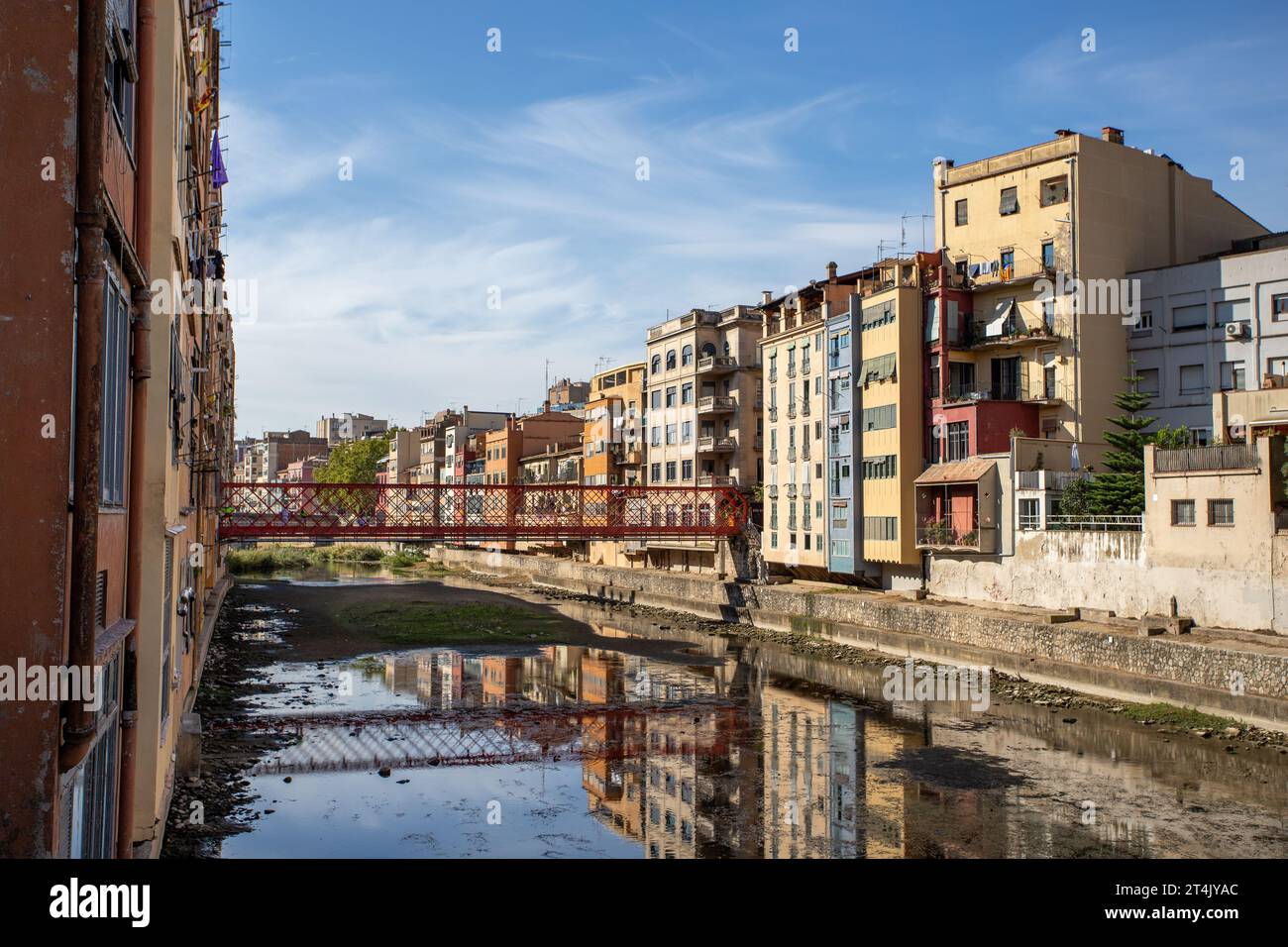 Das Stadtzentrum von Gerona in Nordspanien mit dem Fluss Riu Onyar und den typisch spanischen Häusern. Stockfoto