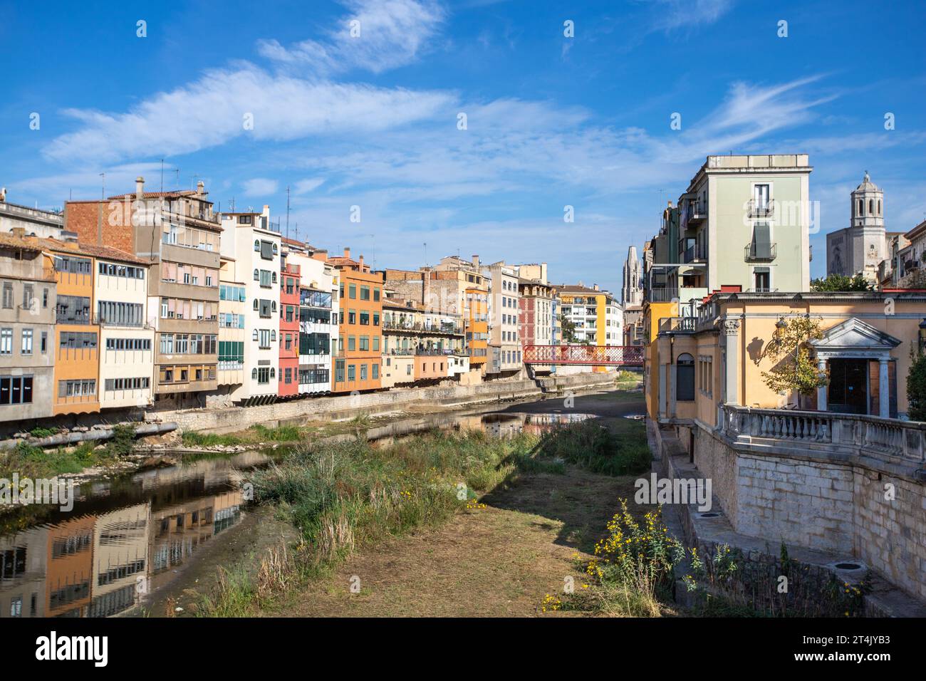 Das Stadtzentrum von Gerona in Nordspanien mit dem Fluss Riu Onyar und den typisch spanischen Häusern. Stockfoto