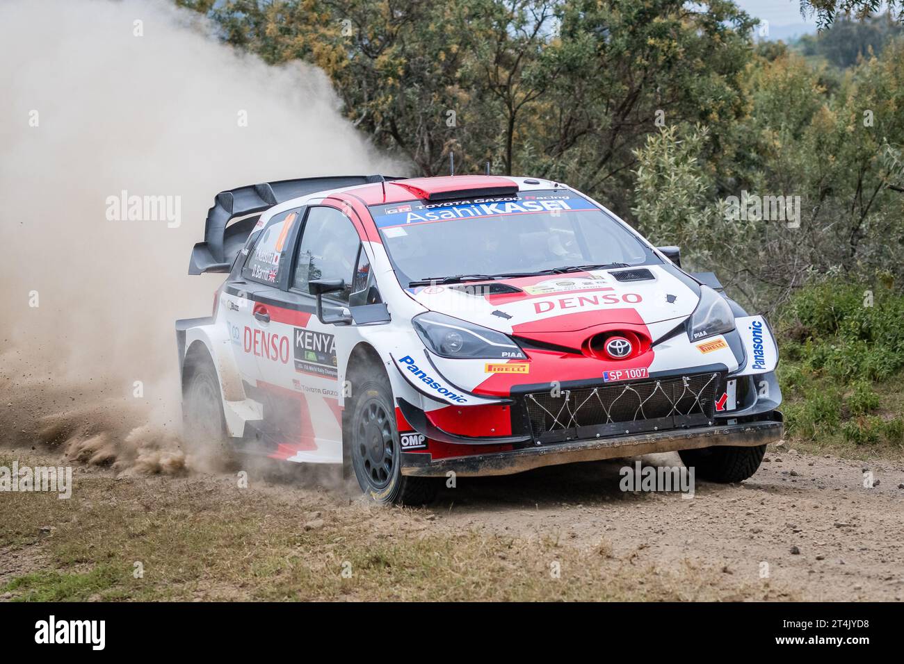 WRC Safari Rallyefahrzeug auf staubiger Schotterstraße in Kenia Stockfoto