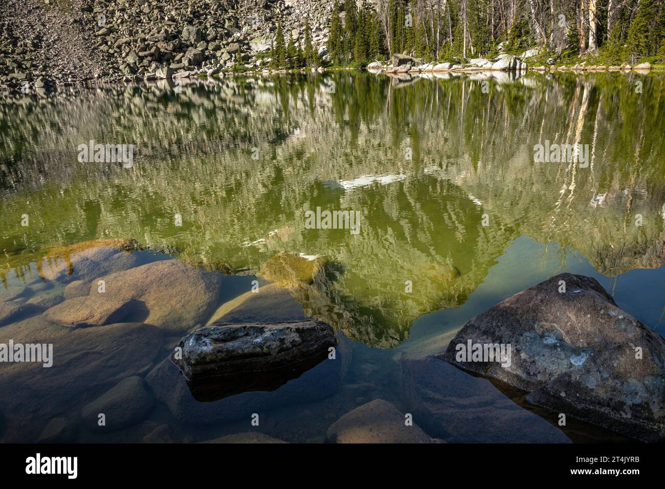 WY05391-00...WYOMING - Hügel spiegeln sich im stillen Wasser des Valaite Lake in der Bridger Wilderness Area der Wind River Range. Stockfoto