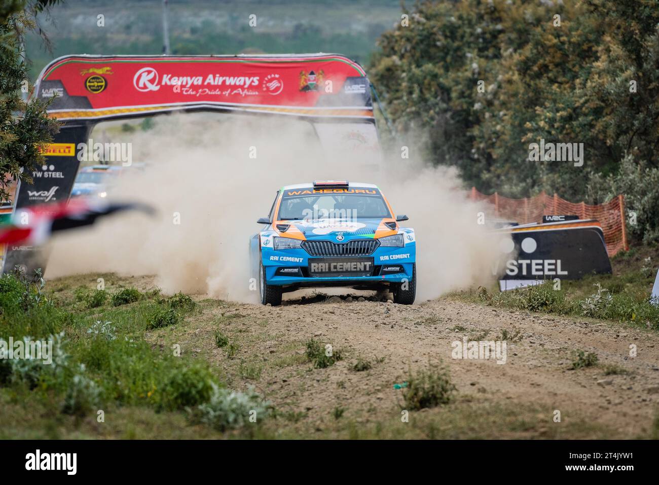 WRC Safari Rallyefahrzeug auf staubiger Schotterstraße in Kenia Stockfoto