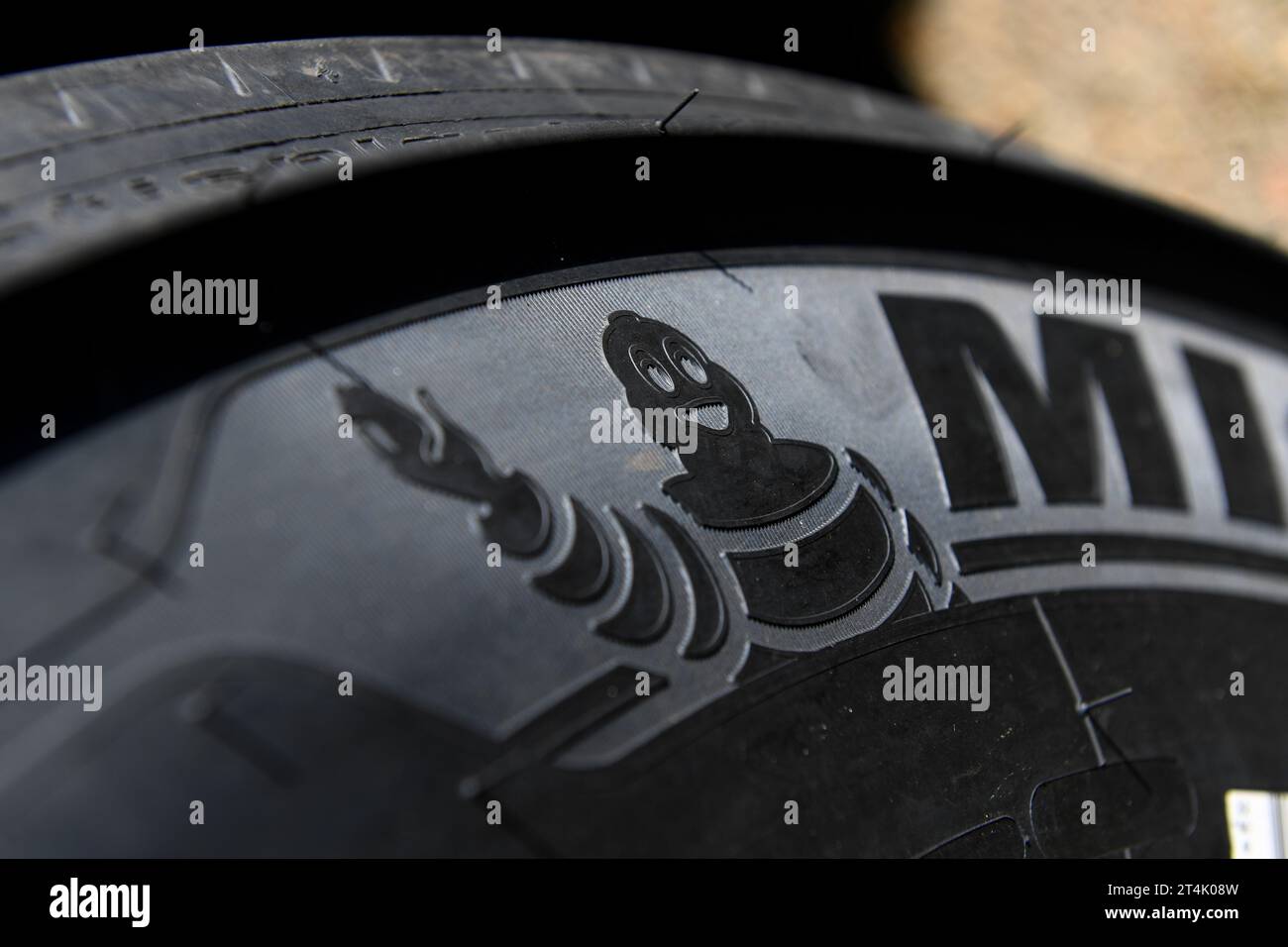 Nahaufnahme eines LKW-Reifens mit Maskottchen und Logo von Michelin man in Relief-Form auf der Reifenflanke. Stockfoto