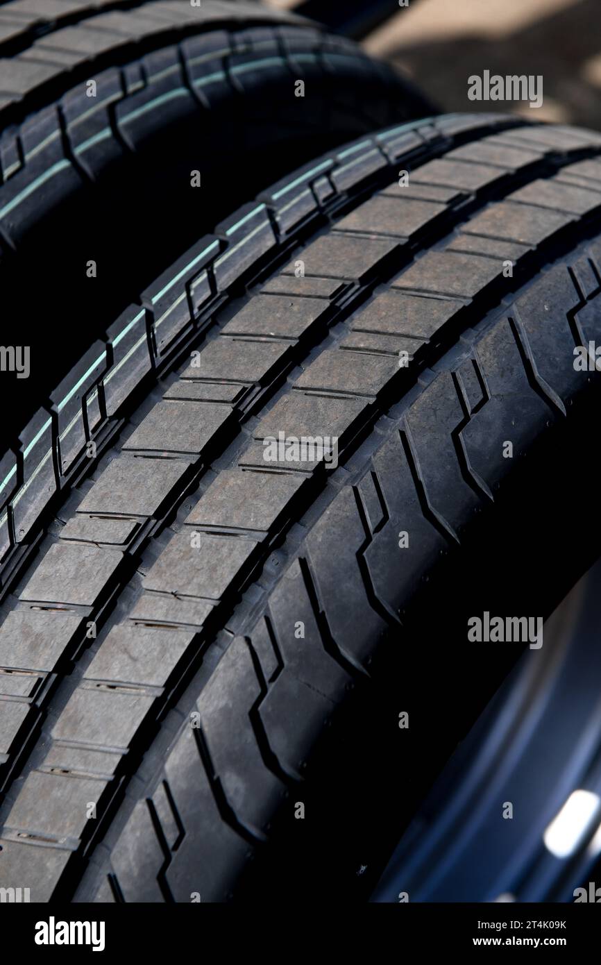 Nahaufnahme neuer Lkw-Reifen mit tiefem Profil und Sicherheitsmarkierungen. Stockfoto