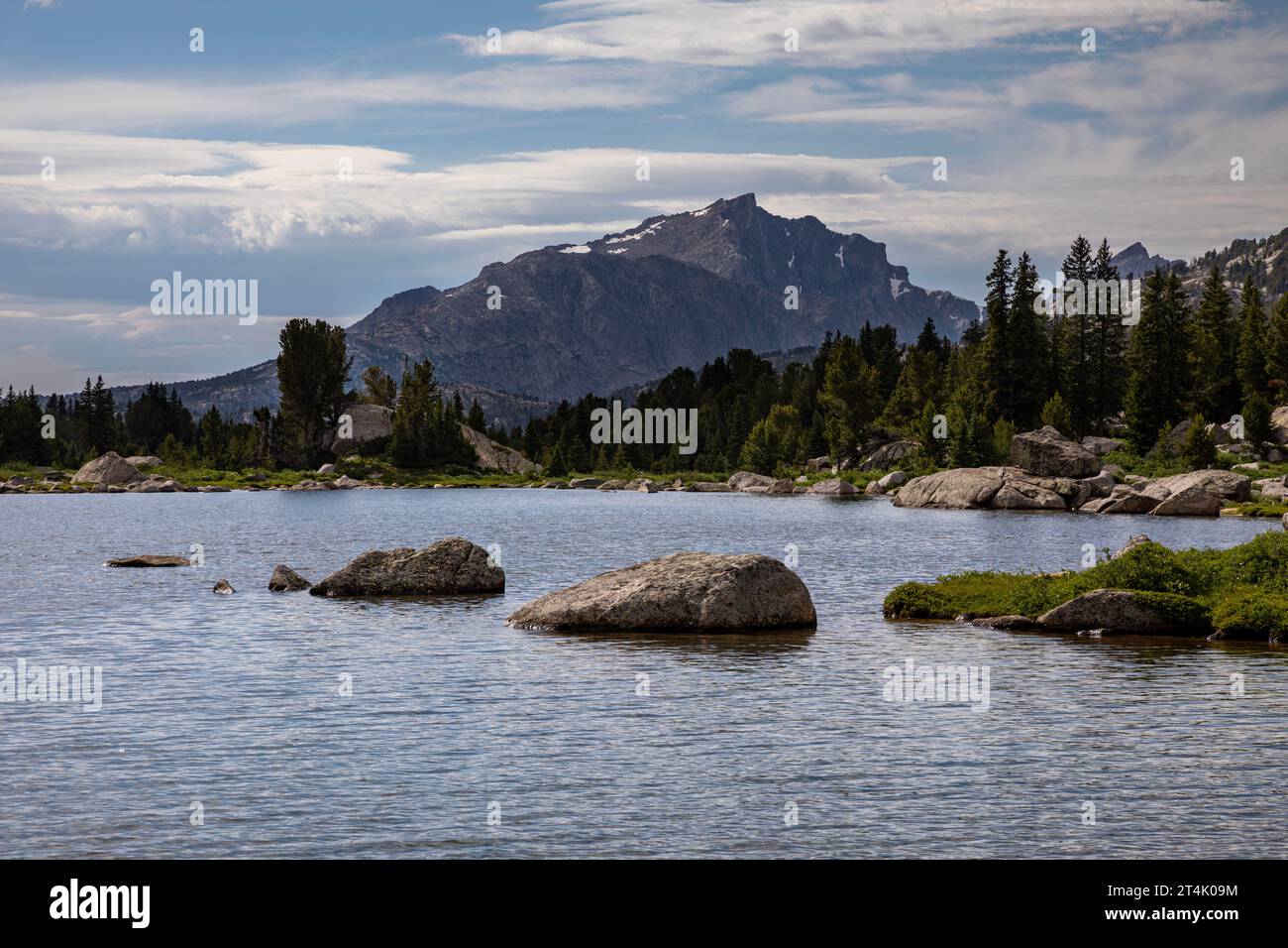 WY05516-00...WYOMING - Wolken über dem Shadow Lake im Abschnitt Bridger Wilderness der Wind River Range. Stockfoto