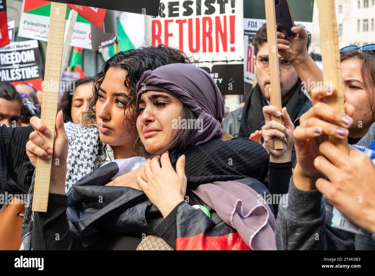 Eine junge Frau, die während des Protests in London tränend war. Stockfoto