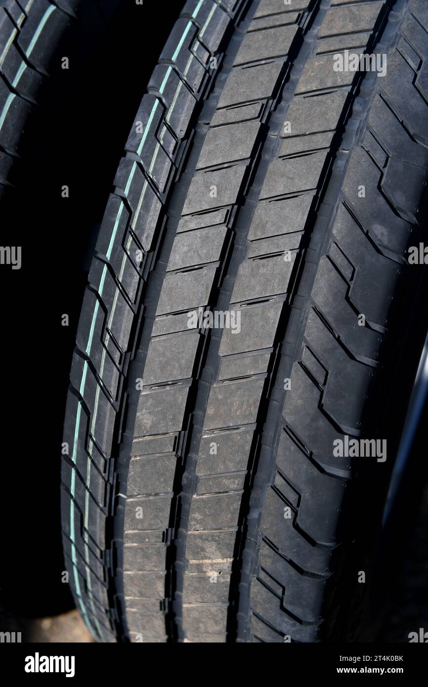 Nahaufnahme neuer Lkw-Reifen mit tiefem Profil und Sicherheitsmarkierungen. Stockfoto