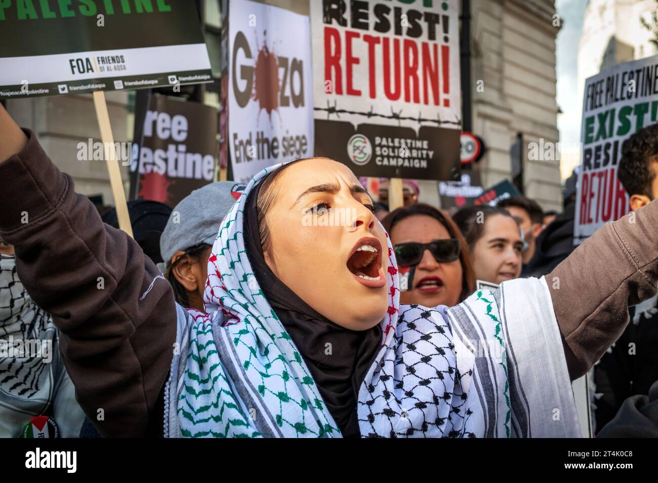 Mehrere Tausend Menschen marschierten vom BBC-Sendehaus zur Downing Street, um ein freies Palästina zu fordern und die israelische Belagerung von Gaza zu beenden. Stockfoto