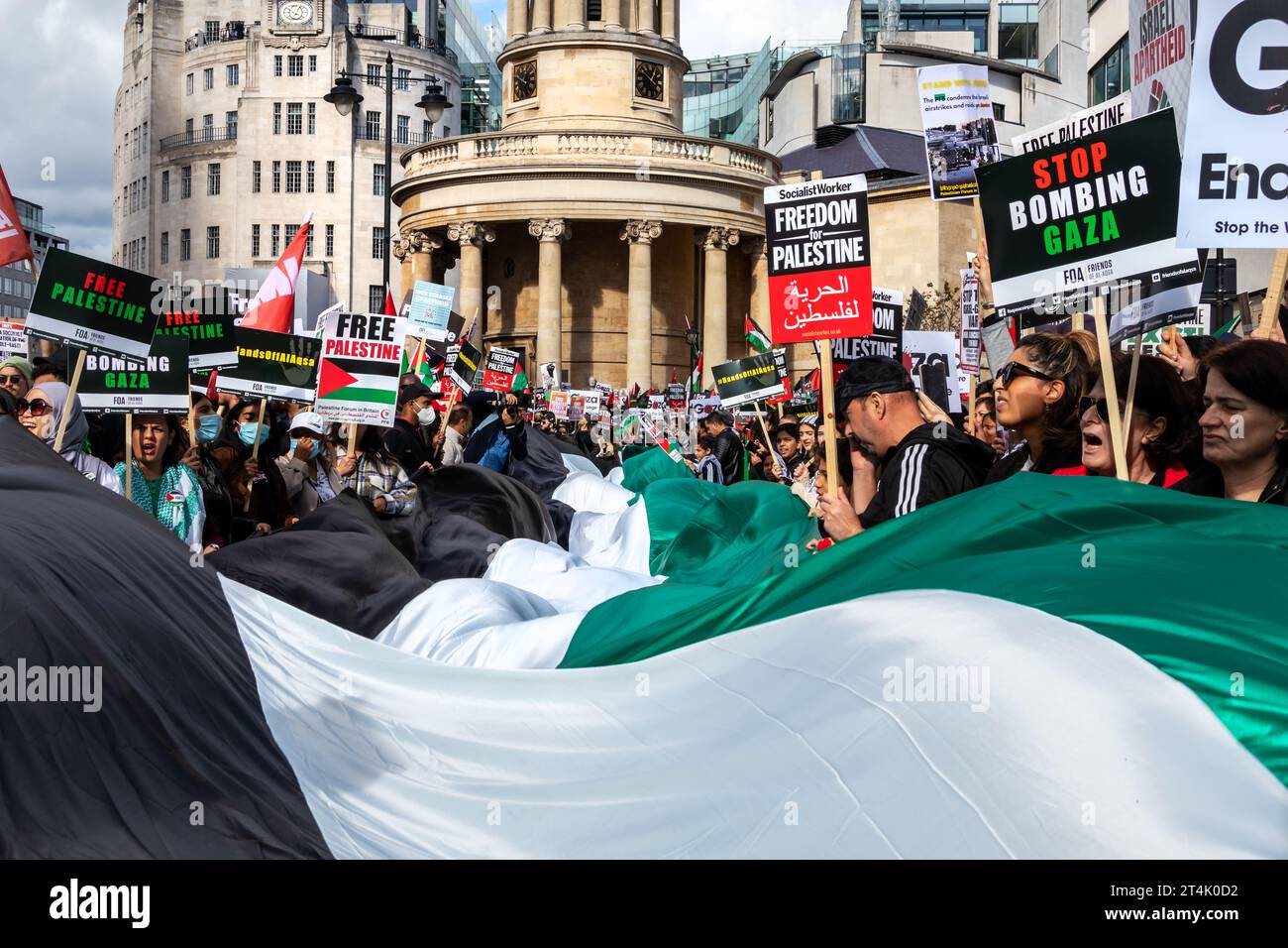 März Für Palästina. Große palästinensische Flagge, die durch die Straßen Londons getragen wird. Stockfoto