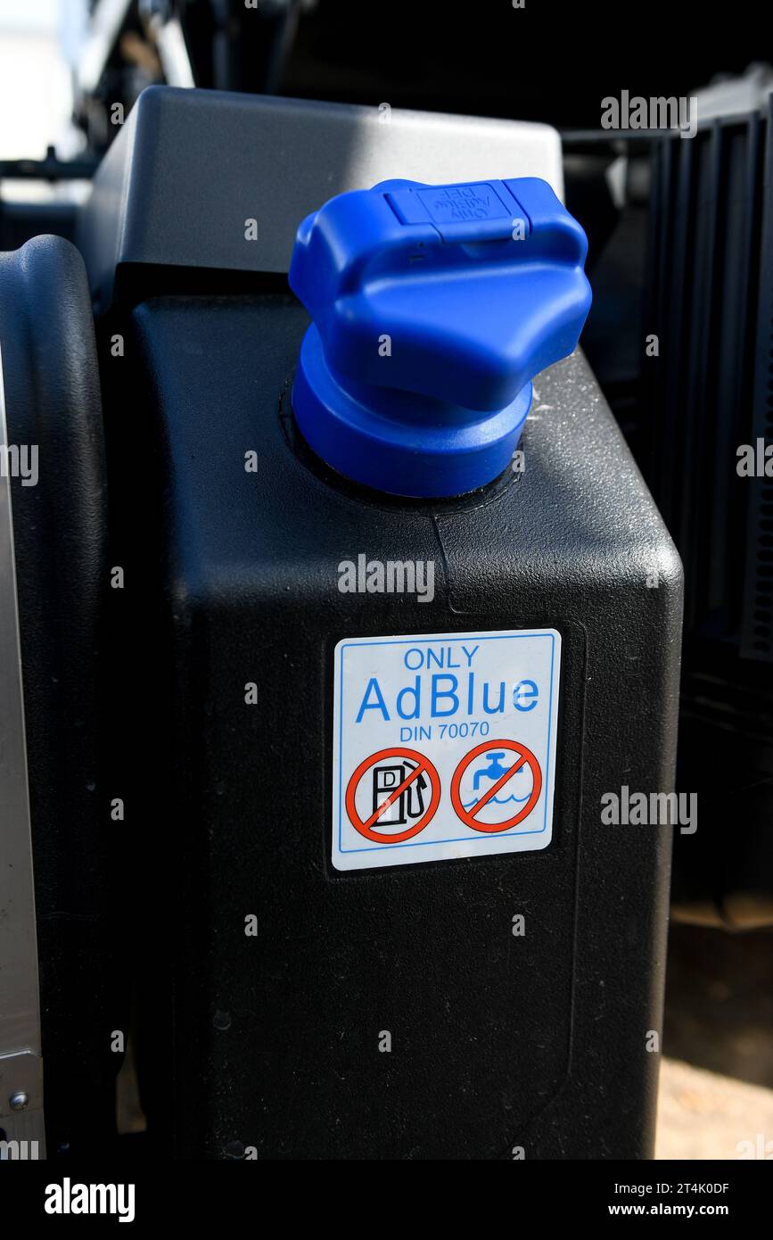 AdBlue-Behältertank an einem Lkw mit Warnzeichen von nicht Wasser oder Kraftstoff nachfüllen. AdBlue wandelt Stickoxid aus Emissionen in Stickstoff und Wasser um. Stockfoto
