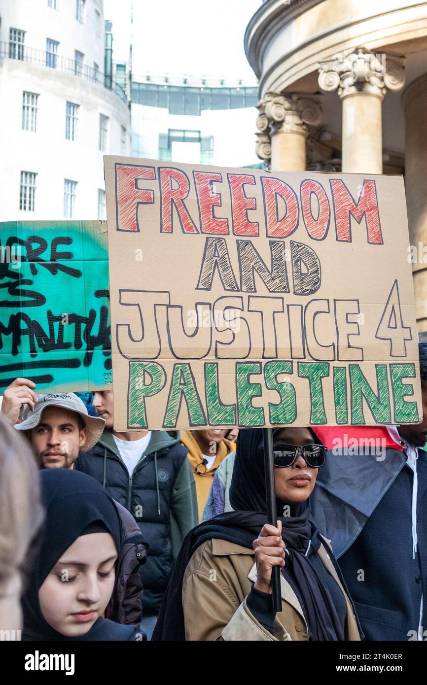Die Menschen versammeln sich mit Plakaten, um an einem „Marsch für Palästina“ teilzunehmen Stockfoto