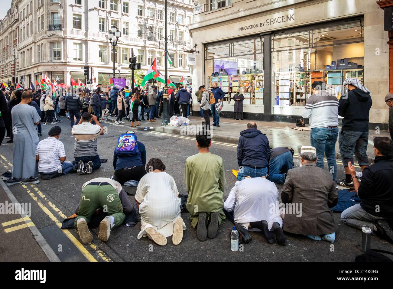 Muslimische Männer beten in der Nähe der Regent Street während des propalästinensischen Protests in London. Stockfoto