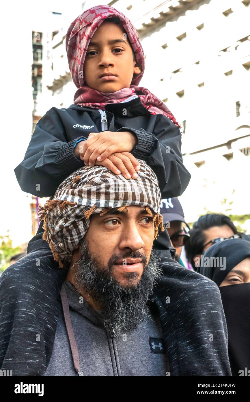 Vater und Sohn während eines Protestes in Solidarität mit Palästinensern in Gaza, Zentral-London. Stockfoto