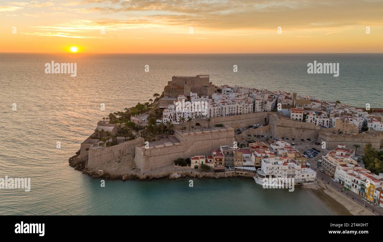 Luftaufnahme der Halbinsel und des alten Stadtzentrums von Peniscola. Peniscola ist eine Küstenstadt in der spanischen Provinz Valencia Stockfoto