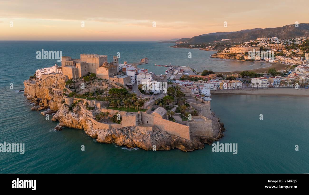 Luftaufnahme der Halbinsel und des alten Stadtzentrums von Peniscola. Peniscola ist eine Küstenstadt in der spanischen Provinz Valencia Stockfoto