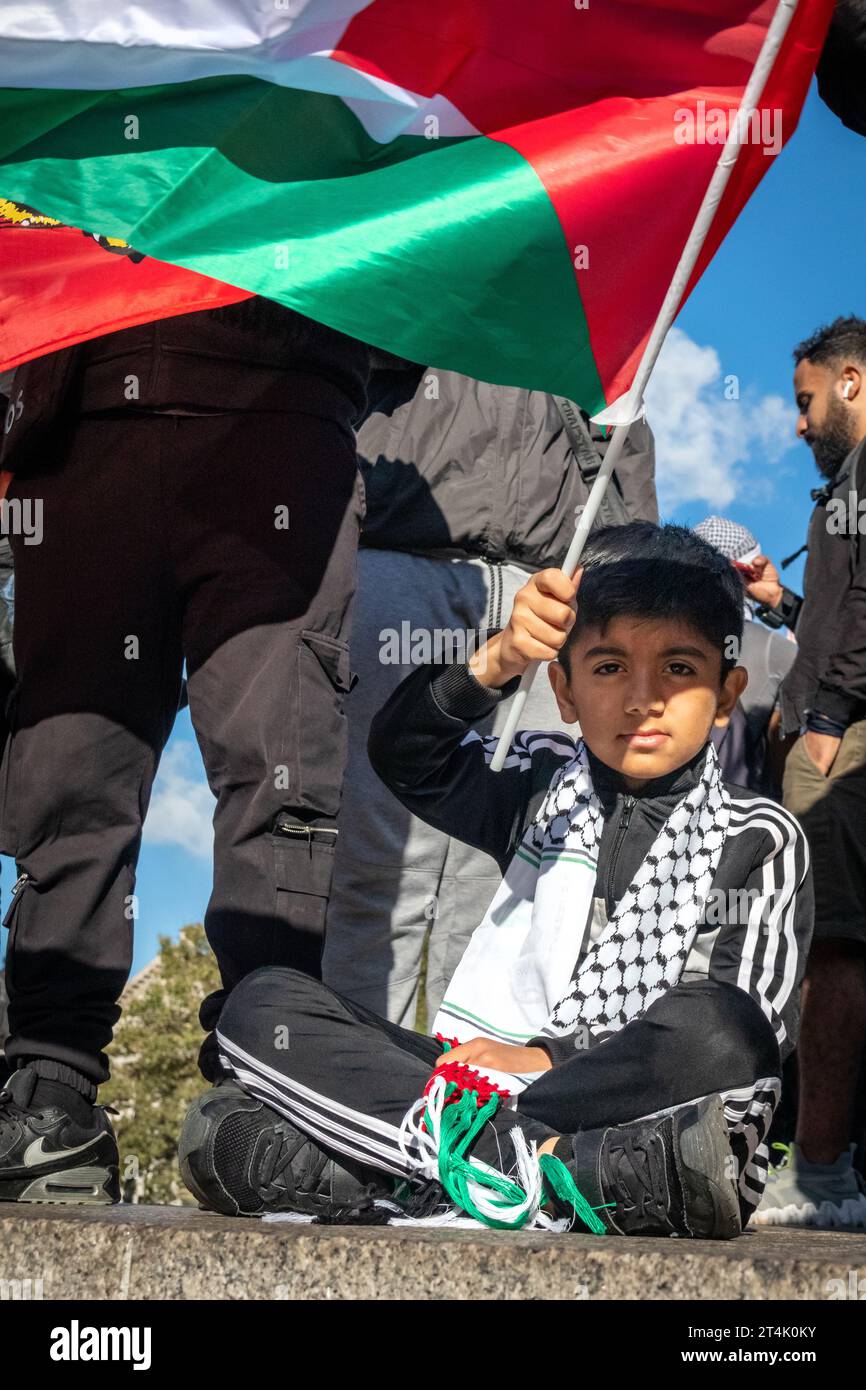 Ein Kind hält die Flagge Palästinas während der pro-palästinensischen Demonstration auf dem Trafalgar-Platz Stockfoto