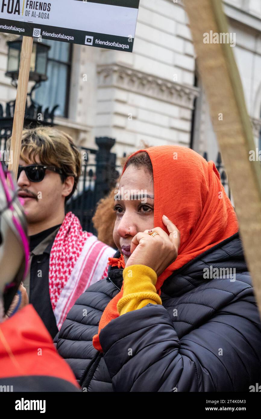 Eine Frau, die während des Protests der Palästinenser im Zentrum Londons unter Tränen leidet. Stockfoto