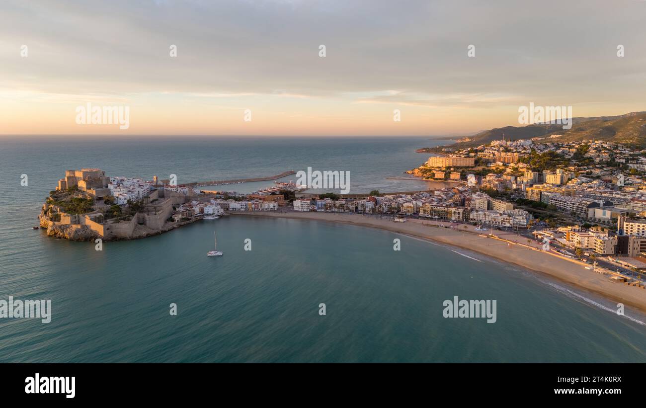 Luftaufnahme der Halbinsel und des alten Stadtzentrums von Peniscola. Peniscola ist eine Küstenstadt in der spanischen Provinz Valencia Stockfoto
