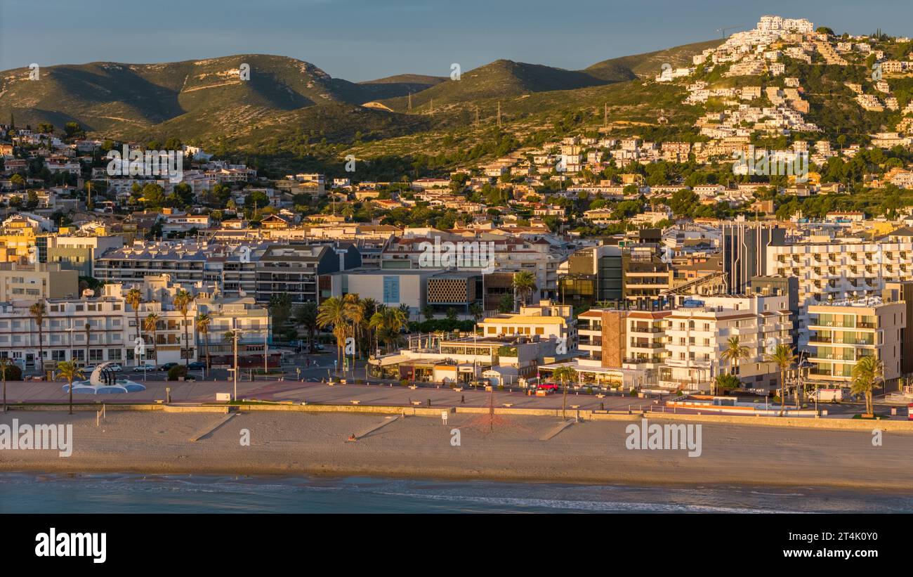Drohnenfoto vom Boulevard und Strand in der Küstenstadt Peniscola. Peniscola liegt in der spanischen Provinz Valencia Stockfoto