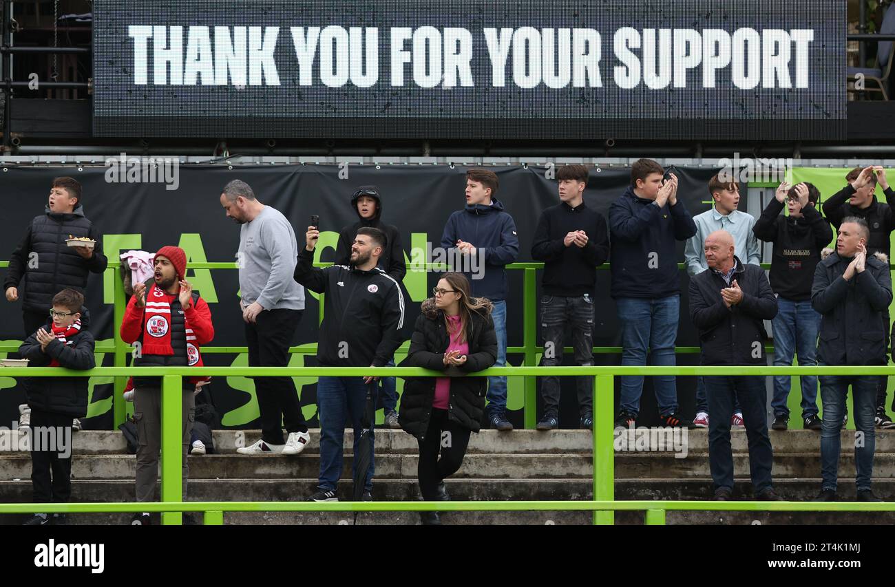 Unterwegs von Fans aus Crawley auf der Terrasse unten eine Danksagung während des Spiels der EFL League 2 zwischen Forest Green Rovers und Crawley Town im New Lawn Stadium. Oktober 2023 Stockfoto