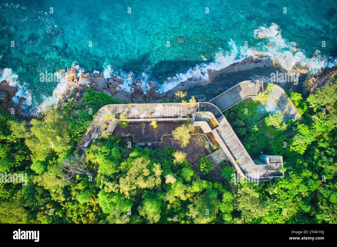 25.10.2023 Mahe, Seychelles Bird Eye Drohne am Port Glaud Beach, Granitsteine und reichlich Berjaya Mahe Beach Hotel Stockfoto