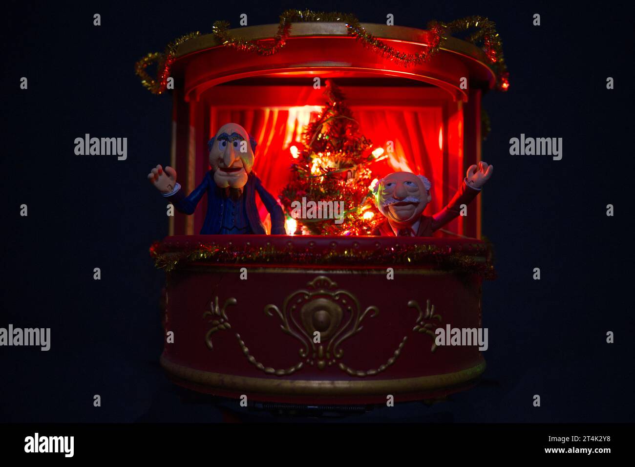 Statler und Waldorf winken aus ihrer festlichen Theaterbox Stockfoto