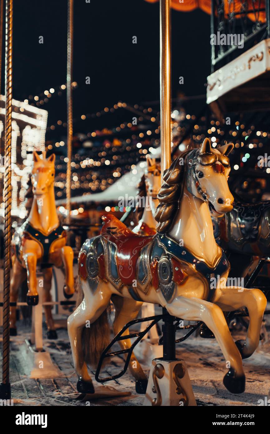 Karussell „Merry Go Round“, festlicher Kinderspaß in Neujahrsatmosphäre. Vertikales Poster mit Magie Stockfoto