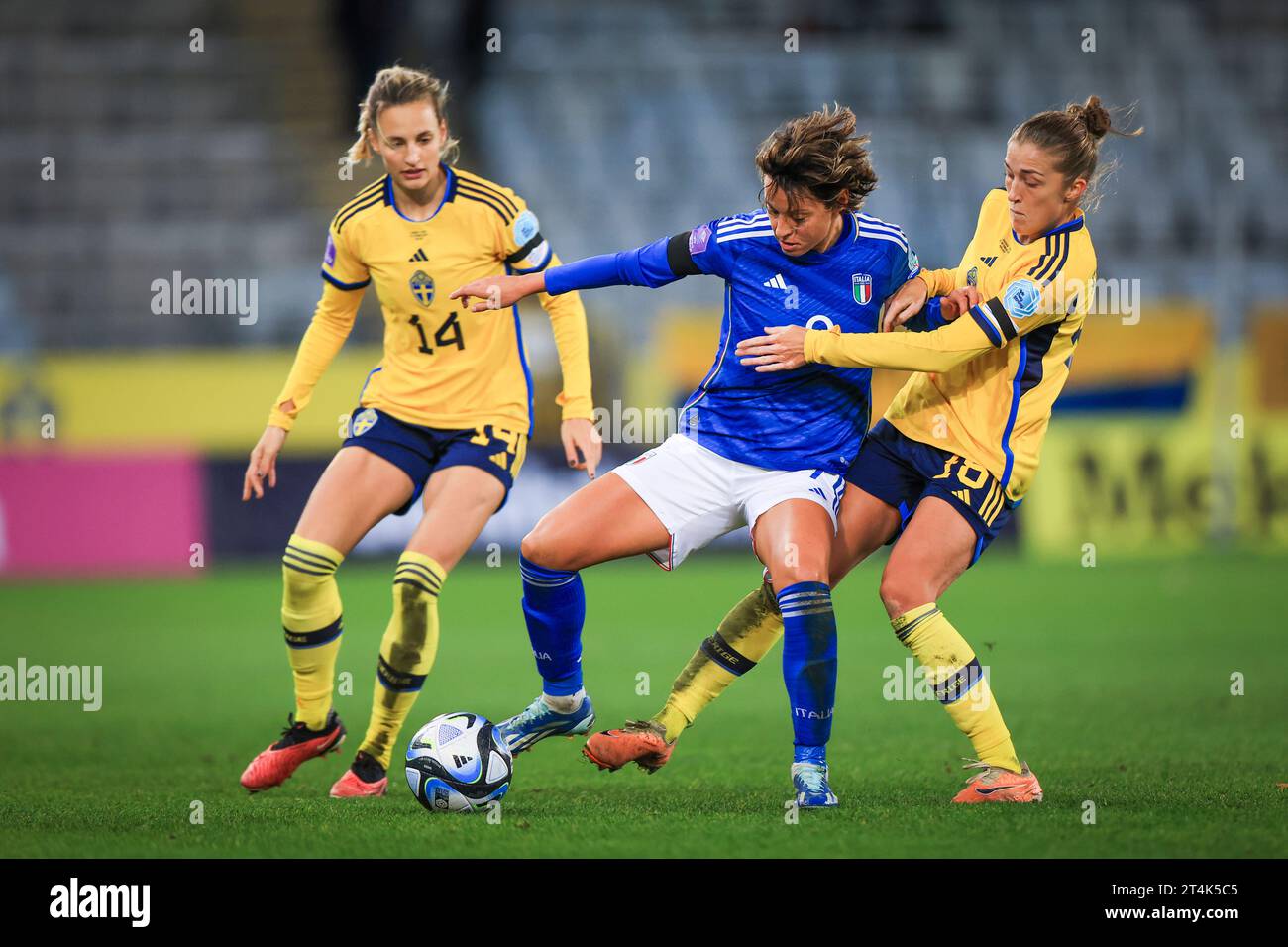 Die Italienerin Valentina Giacinti (C) und Swedens Nathalie Bjorn (L) und Filippa Angeldal in Aktion während des Gruppenspiels A4 der UEFA Women's Nations League zwischen Schweden und Italien im Eleda Stadion in Malmö, Schweden, am 31. Oktober 2023.Foto: Andreas Hillergren / TT / Code 10600 Stockfoto