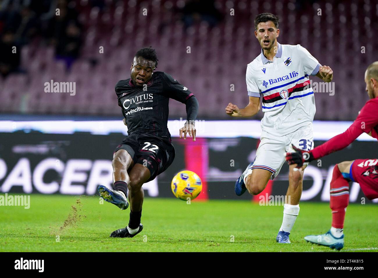 Salerno, Italien. 31. Oktober 2023. Chukwubuikem Ikwuemesi von US Salernitana während des Coppa Italia-Spiels 32 zwischen US Salernitana und UC Sampdoria im Stadio Arechi am 31. Oktober 2023 in Salerno, Italien. Quelle: Giuseppe Maffia/Alamy Live News Stockfoto