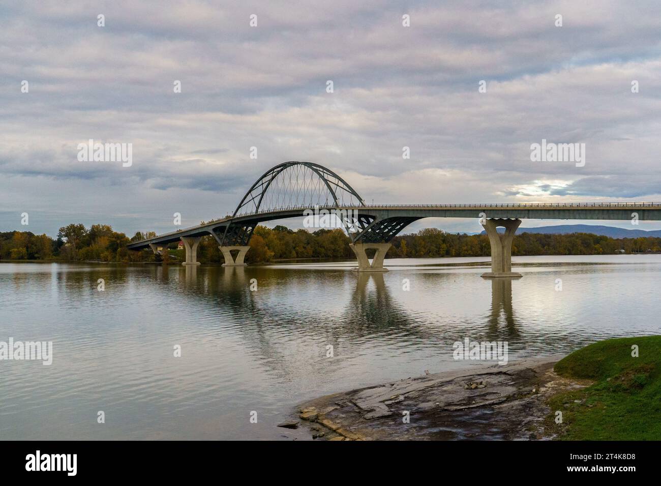 Lake Champlain Und Bridge Stockfoto