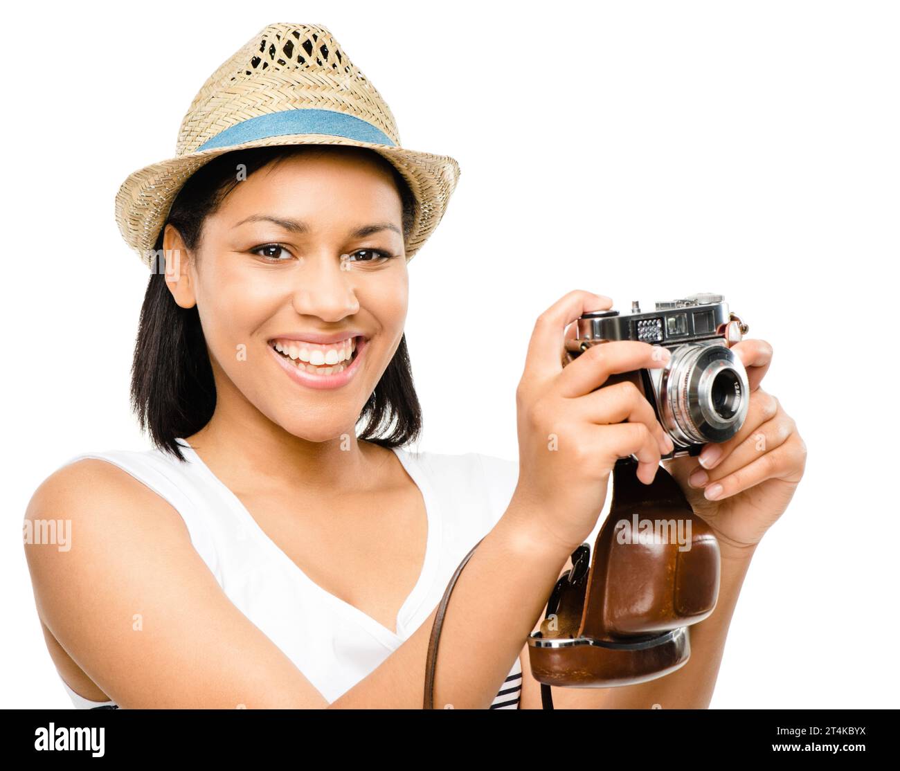 Sie wird ein Leben voller Erinnerungen festhalten. Schöne Frau mit gemischter Rasse, die eine alte Kamera auf weißem Hintergrund fotografiert. Stockfoto Sie wird ein Leben voller Erinnerungen festhalten. Schöne Frau mit gemischter Rasse, die eine alte Kamera auf weißem Hintergrund fotografiert. Stockfoto