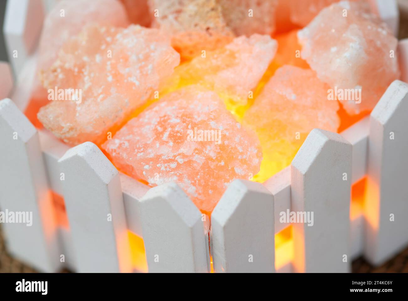 Die Himalaya Pink Salt Lamp wurde eingeschaltet Stockfoto