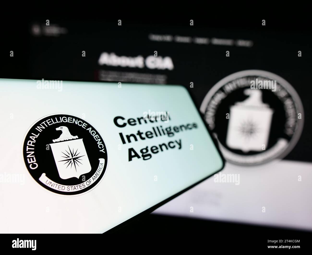 Mobiltelefon mit Logo der American Central Intelligence Agency (CIA) vor der Website. Fokus auf der linken Seite des Telefondisplays. Stockfoto