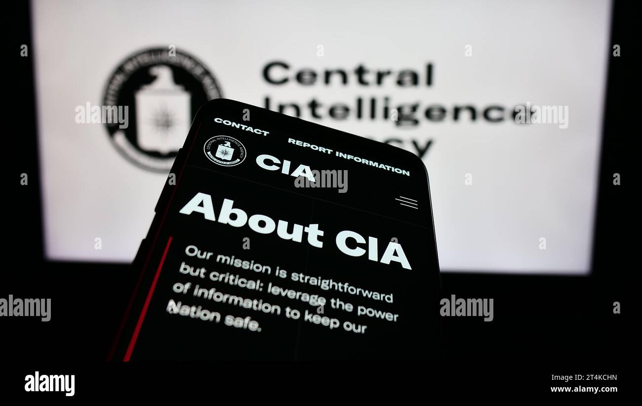 Smartphone mit Webseite der US Central Intelligence Agency (CIA) vor dem Siegel. Fokussieren Sie sich oben links auf der Telefonanzeige. Stockfoto