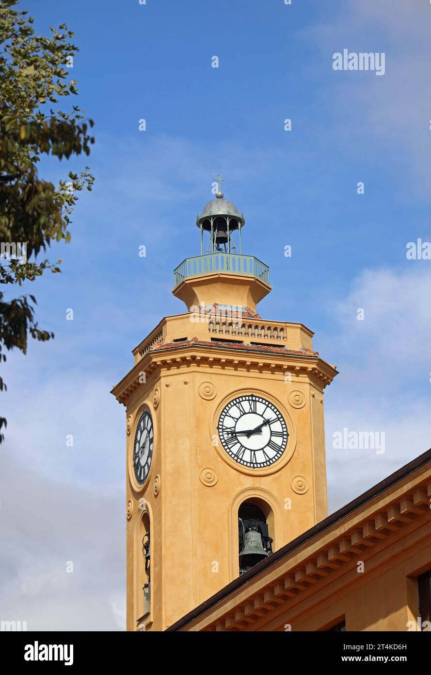 Uhrenturm der Kirche Notre Dame du Port in Nizza Stockfoto