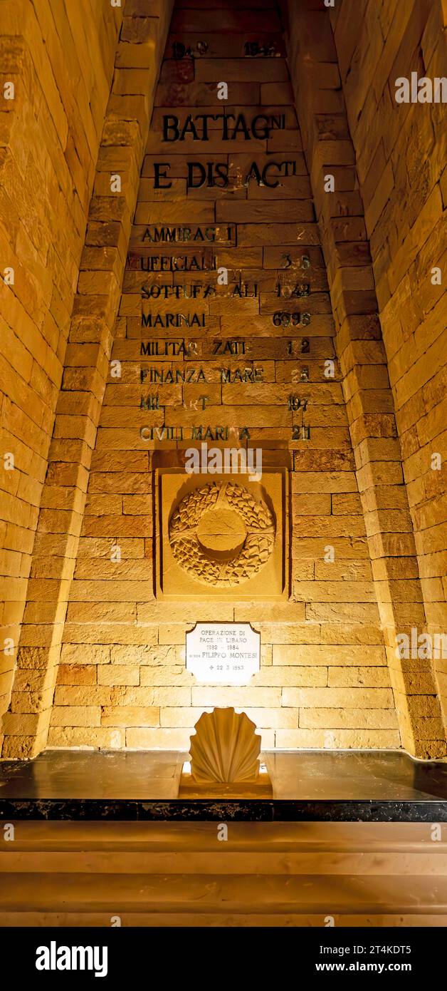 Die Krypta im Inneren des Big Rudder Monuments, die dem Gedenken an italienische Seeleute gewidmet ist, die im Ersten Weltkrieg starben. Stockfoto