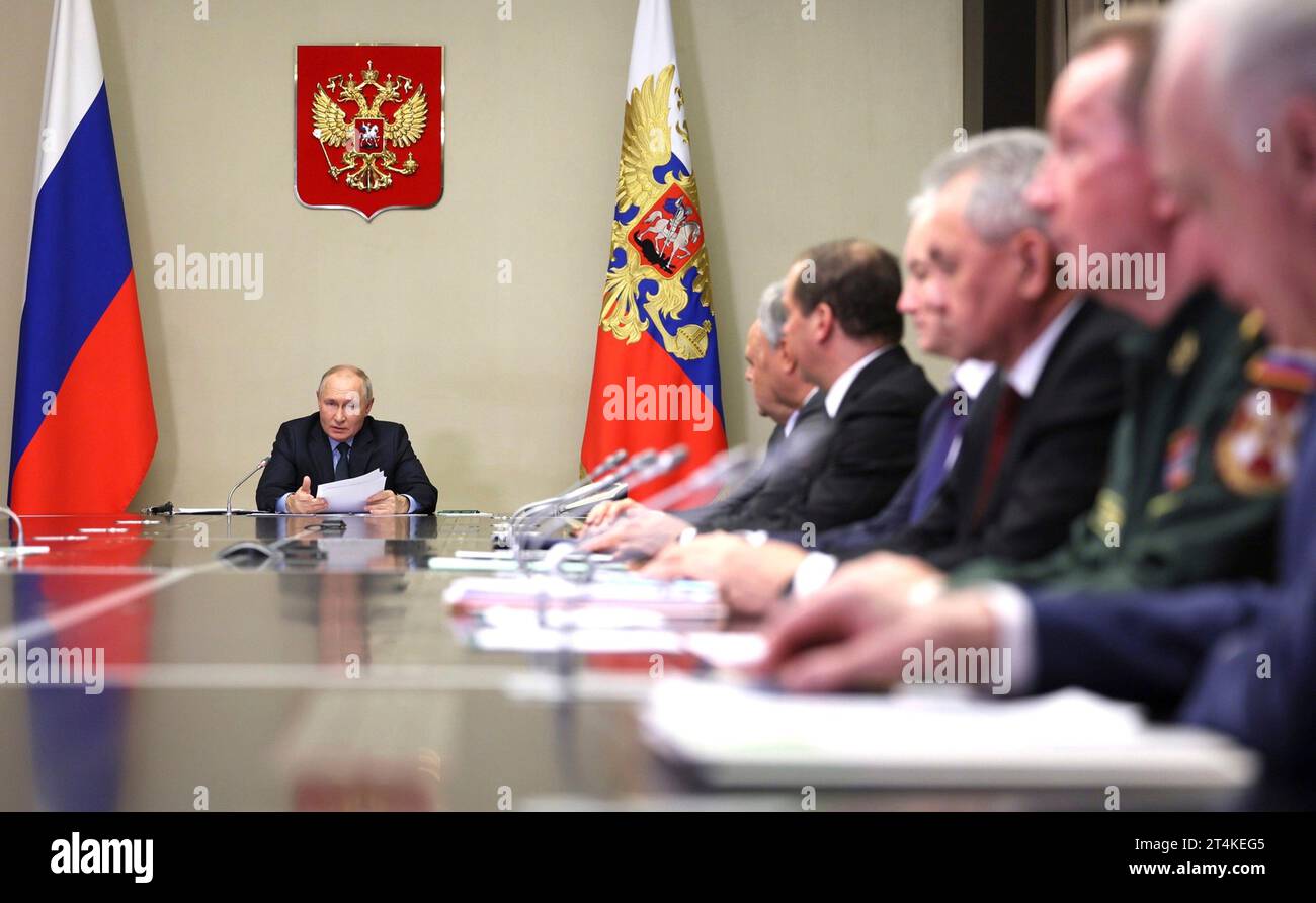 Novo-Ogaryovo, Russland. 30. Oktober 2023. Der russische Präsident Wladimir Putin leitet eine persönliche Sitzung des Sicherheitsrats im Präsidialstaat Novo-Ogarjowo am 30. Oktober 2023 außerhalb Moskaus. Quelle: Gavriil Grigorov/Kreml Pool/Alamy Live News Stockfoto