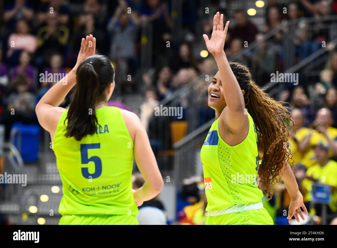 Prag, Tschechische Republik. 31. Oktober 2023. L-R Maite Cazorla und Nyara Sabally (beide Prag) werden während der Europameisterschaft der Frauen, Gruppe B, 5. Runde, Spiel ZVVZ USK Prag gegen ESB Villeneuve-d'Ascq, in Prag, Tschechische Republik, am 31. Oktober 2023 gesehen. Quelle: Ondrej Deml/CTK Photo/Alamy Live News Stockfoto