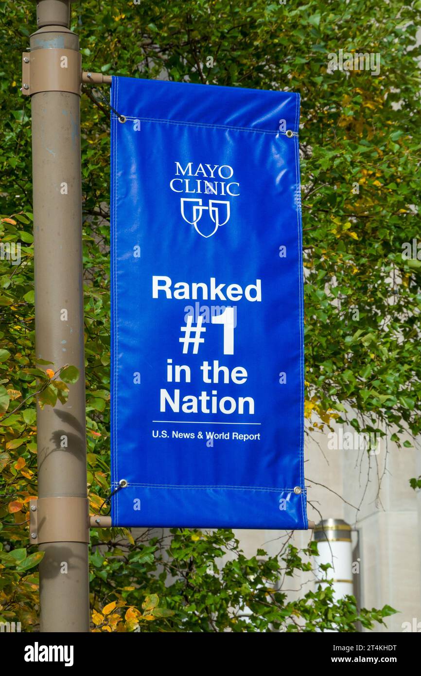 ROCHESTER, MN, USA – 21. OKTOBER 2023: Banner und Markenlogo der Mayo Clinic. Stockfoto