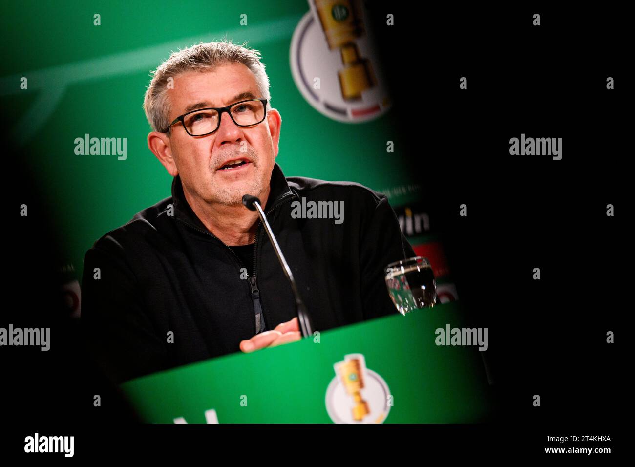 Stuttgart, Deutschland. 31. Oktober 2023. Fußball: DFB Cup, VfB Stuttgart - 1. FC Union Berlin, 2. Runde, MHPArena. Union Berlin-Trainer Urs Fischer spricht auf der Pressekonferenz nach dem Spiel. Hinweis: Tom Weller/dpa – WICHTIGER HINWEIS: gemäß den Vorgaben der DFL Deutsche Fußball Liga und des DFB Deutscher Fußball-Bund ist es verboten, im Stadion und/oder des Spiels aufgenommene Fotografien in Form von Sequenzbildern und/oder videoähnlichen Fotoserien zu verwenden oder zu verwenden./dpa/Alamy Live News Stockfoto