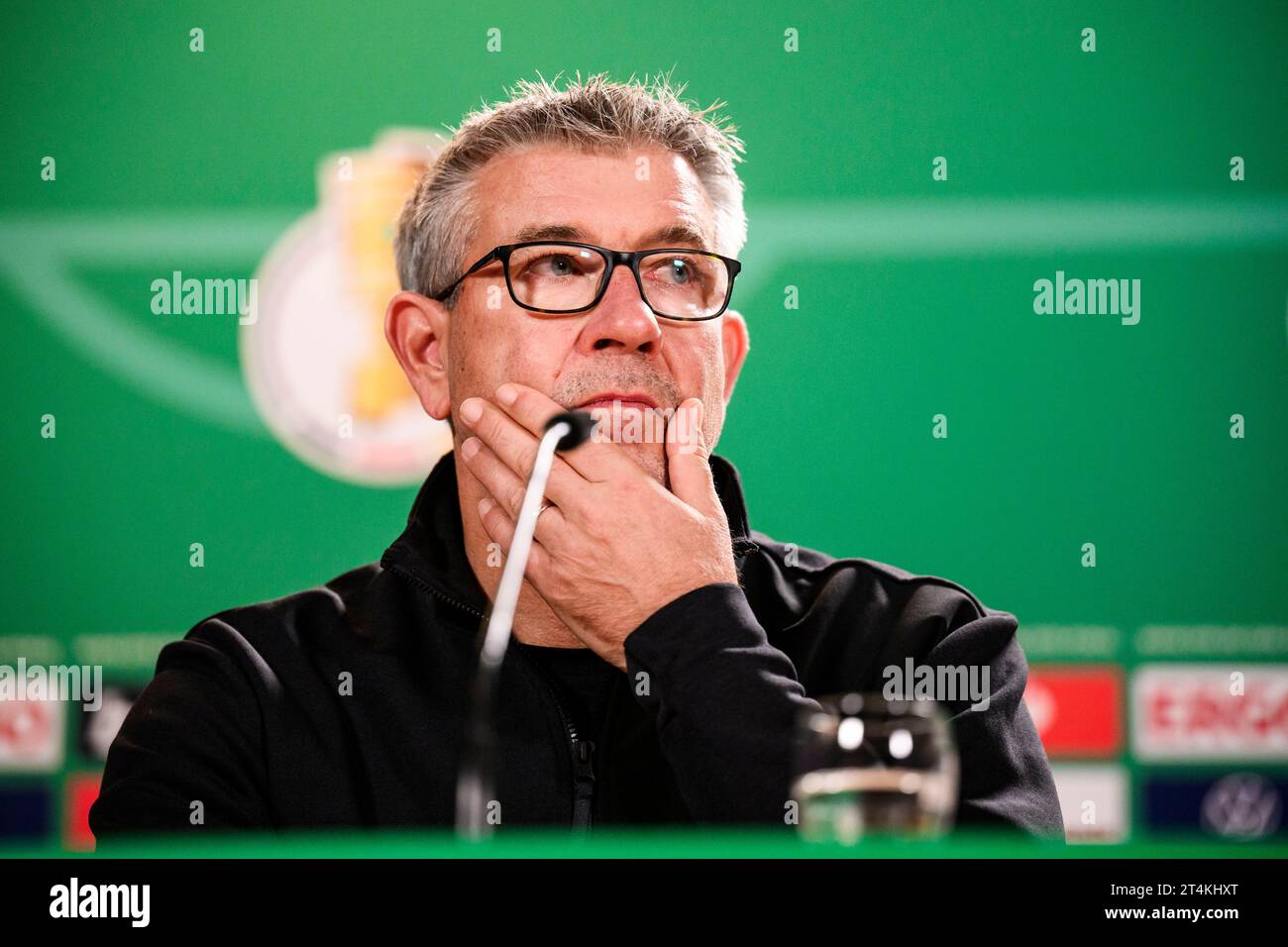 Stuttgart, Deutschland. 31. Oktober 2023. Fußball: DFB Cup, VfB Stuttgart - 1. FC Union Berlin, 2. Runde, MHPArena. Union Berlin-Trainer Urs Fischer spricht auf der Pressekonferenz nach dem Spiel. Hinweis: Tom Weller/dpa – WICHTIGER HINWEIS: gemäß den Vorgaben der DFL Deutsche Fußball Liga und des DFB Deutscher Fußball-Bund ist es verboten, im Stadion und/oder des Spiels aufgenommene Fotografien in Form von Sequenzbildern und/oder videoähnlichen Fotoserien zu verwenden oder zu verwenden./dpa/Alamy Live News Stockfoto