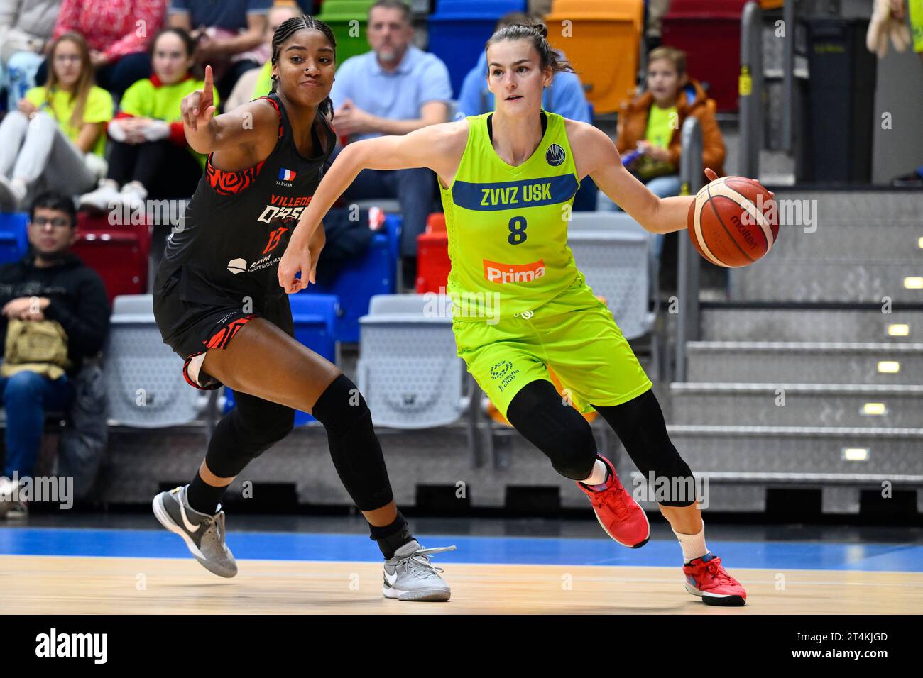 Prag, Tschechische Republik. 31. Oktober 2023. L-R Maia Hirsch (Villeneuve) und Veronika Vorackova (Prag) in Aktion während der European League des Frauen-Basketballs, Gruppe B, 5. Runde, Spiel ZVVZ USK Prag gegen ESB Villeneuve-d'Ascq, in Prag, Tschechische Republik, 31. Oktober 2023. Quelle: Ondrej Deml/CTK Photo/Alamy Live News Stockfoto