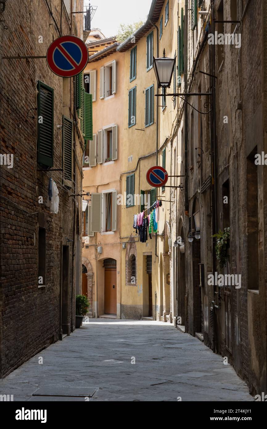 Klassische beige Steinstraßen in einer italienischen Stadt Stockfoto