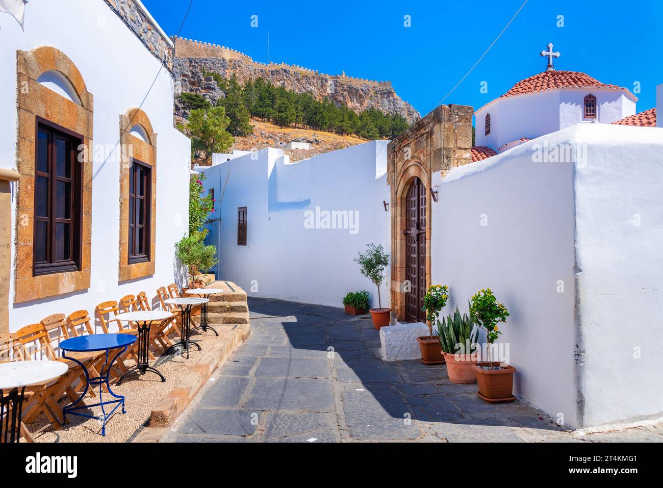 Panoramablick auf Lindos Dorf und Akropolis, Rhodos, Griechenland Stockfoto