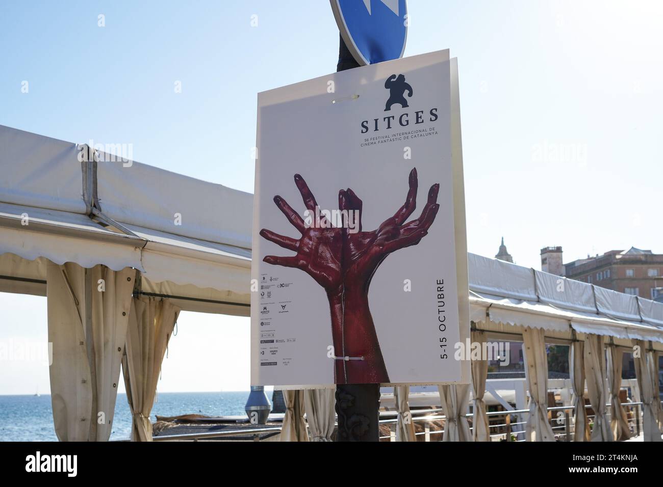 Poster des Sitges Film Festivals am Strand von Sitges in Katalonien, Spanien Stockfoto