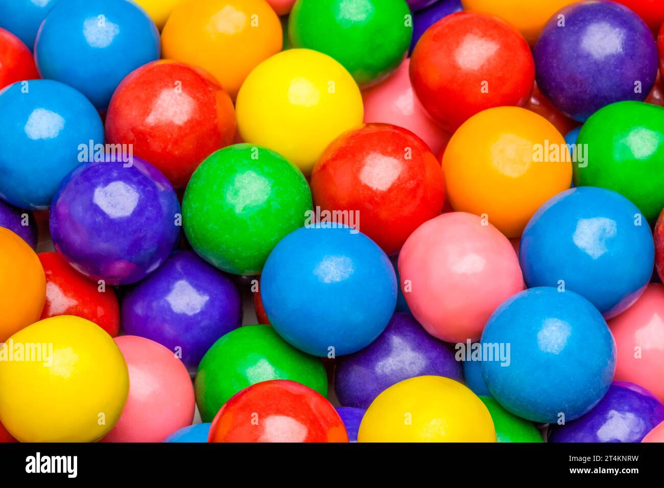 Nahaufnahme von hellen, mehrfarbigen Gummibällen, Hintergrund Stockfoto