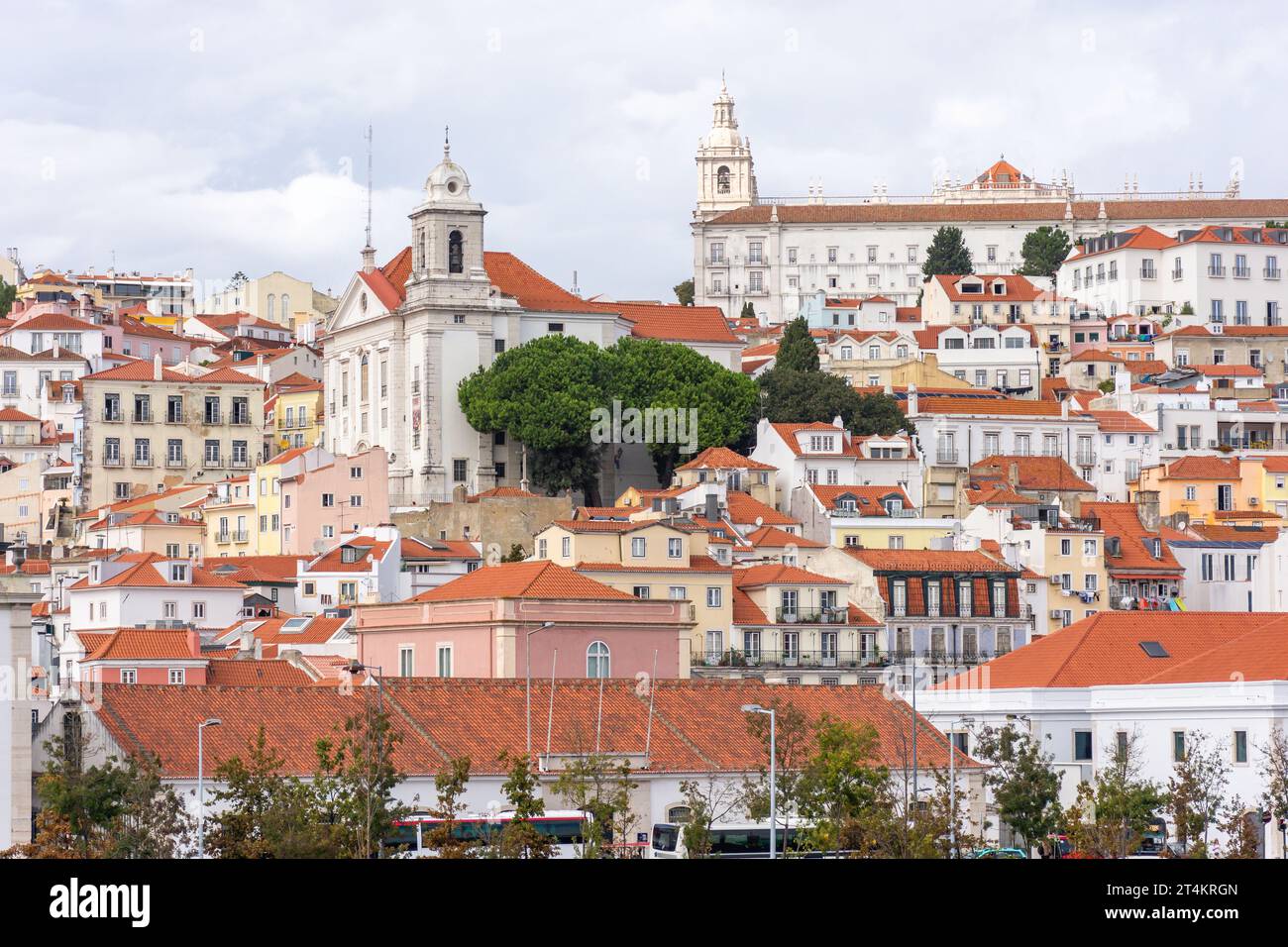 Historische Gebäude am Flussufer, Alfama Quarter, Lissabon, Portugal Stockfoto