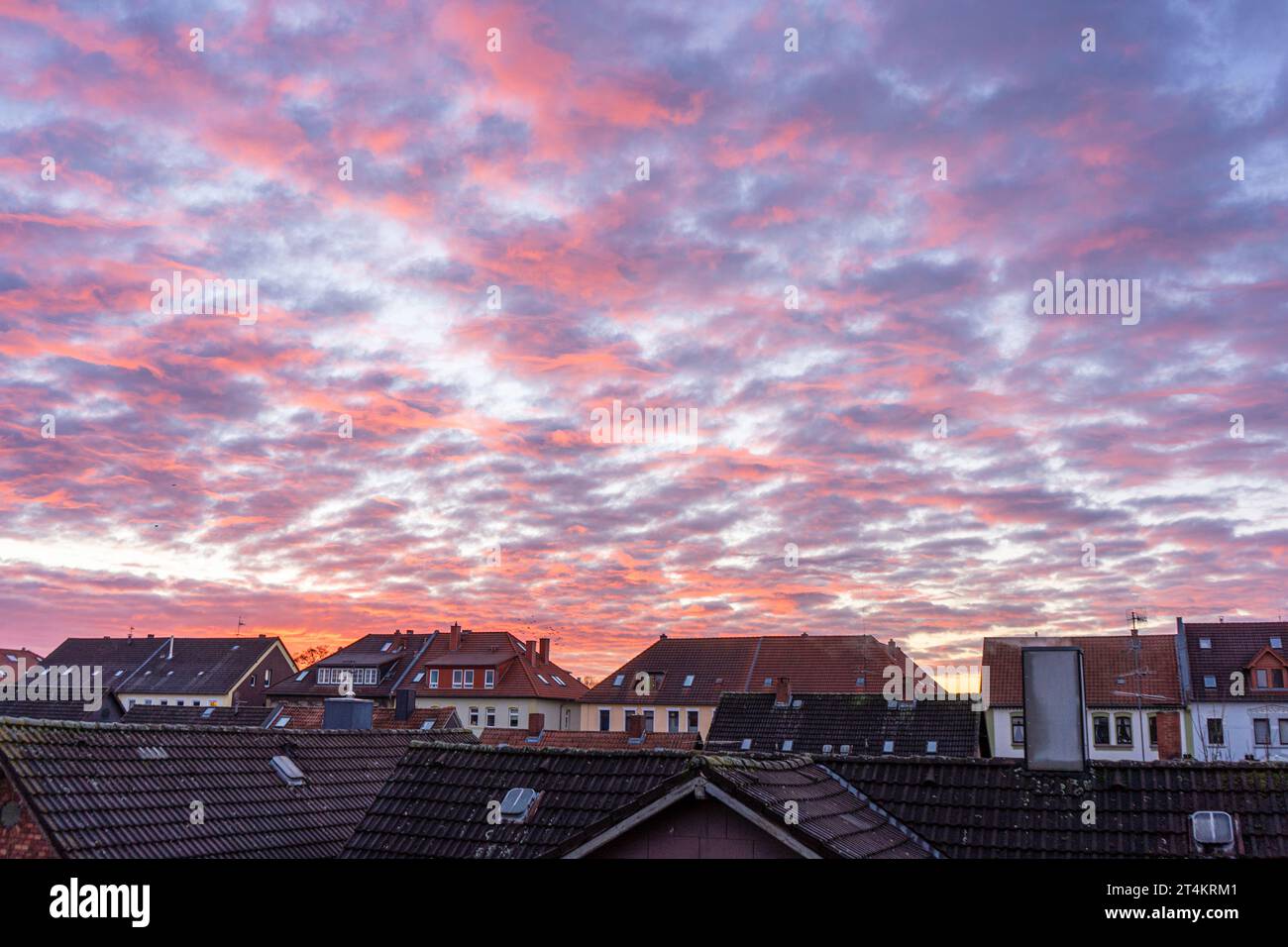 Dramatischer rosa und lila Zuckerwatte Himmel in der Stadt Stockfoto