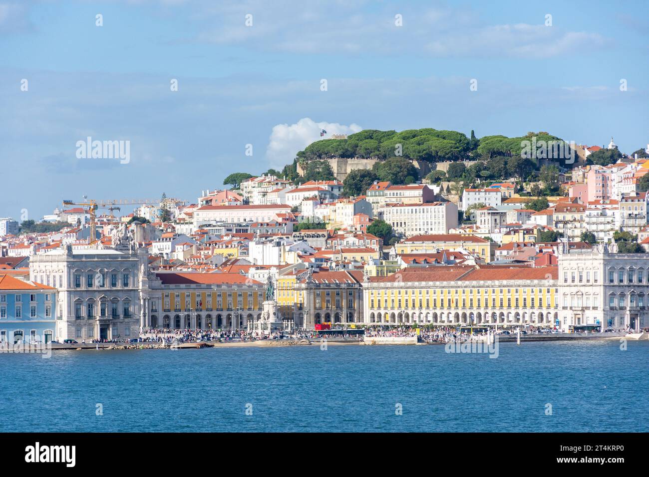 Blick auf die Stadt bei Sonnenuntergang mit Blick auf Praca do Comércio, Alfama-Viertel, Lissabon, Portugal Stockfoto