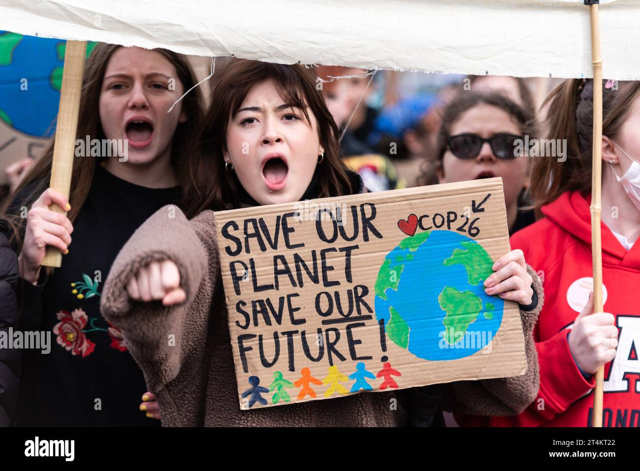 Jugendliche bei einem Youth Strike 4 Climate Protest am Parliament Square, London, Großbritannien. Kinder fordern Maßnahmen gegen die globale Erwärmung. Retten Sie unser Planetenzeichen Stockfoto